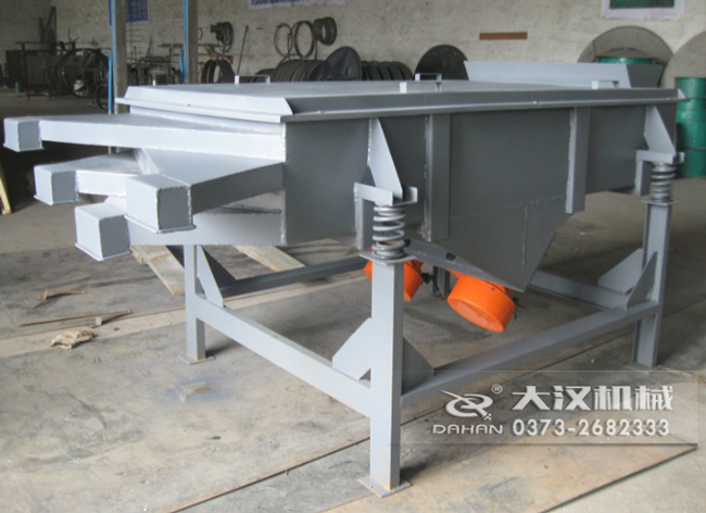  525型直線振動篩采用碳鋼材質，有四個出料口可同時篩出5種不同的物料等級。