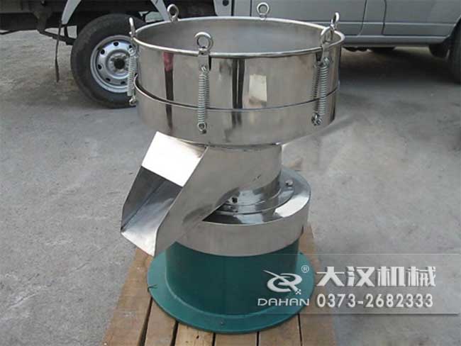 涂料振動篩由：框體，振動斗，出料口，振動電機底座等部件組成