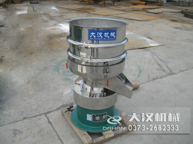 涂料過濾振動篩：利用振動電機的振動力帶動物料在篩網上進行篩分，從而利用篩網孔徑的大小不同，完成涂料的分級，除雜等篩分目的。