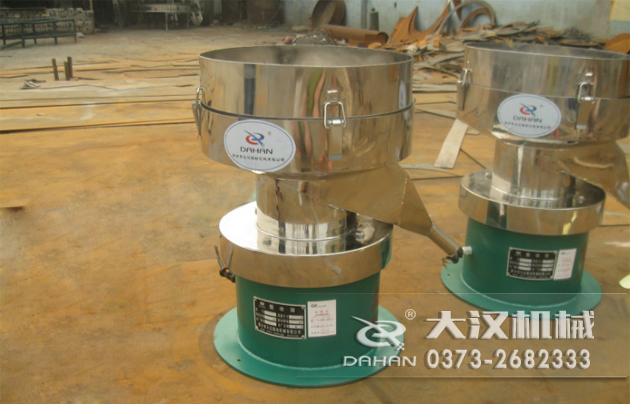 涂料振動篩底部為碳鋼材質，上半部分與無聊接觸的為不銹鋼材質，這種產品能夠在成本上有所節約。